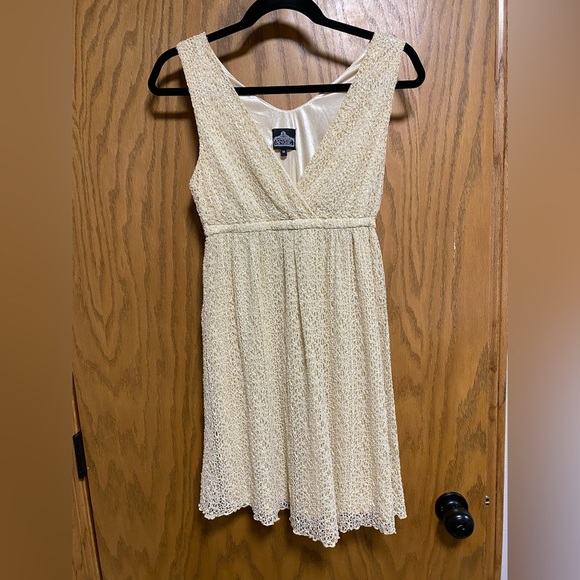 ANGIE CREAM COLORED LACE DRESS W/LINING - SIZE M - Picture 1 of 8